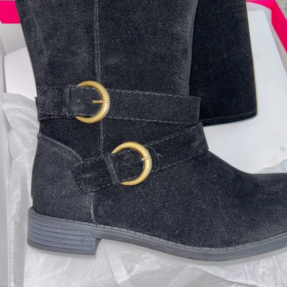Black flat boots